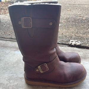 Women’s leather size 6 Ugg boots.